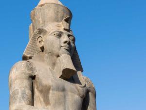 Découverte du morceau manquant de la statue colossale de Ramsès II en Égypte