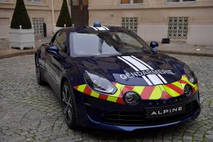 Flashée à 214 km/h, la Ferrari se fait rattraper par l'Alpine des gendarmes : grosse amende pour le conducteur