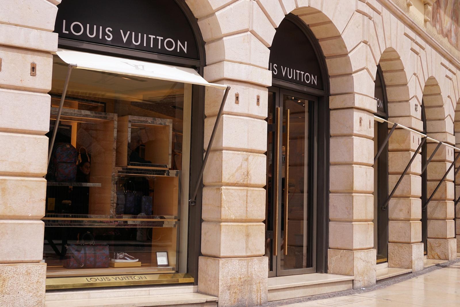 Il vole plusieurs fois dans la boutique Louis Vuitton pour frimer