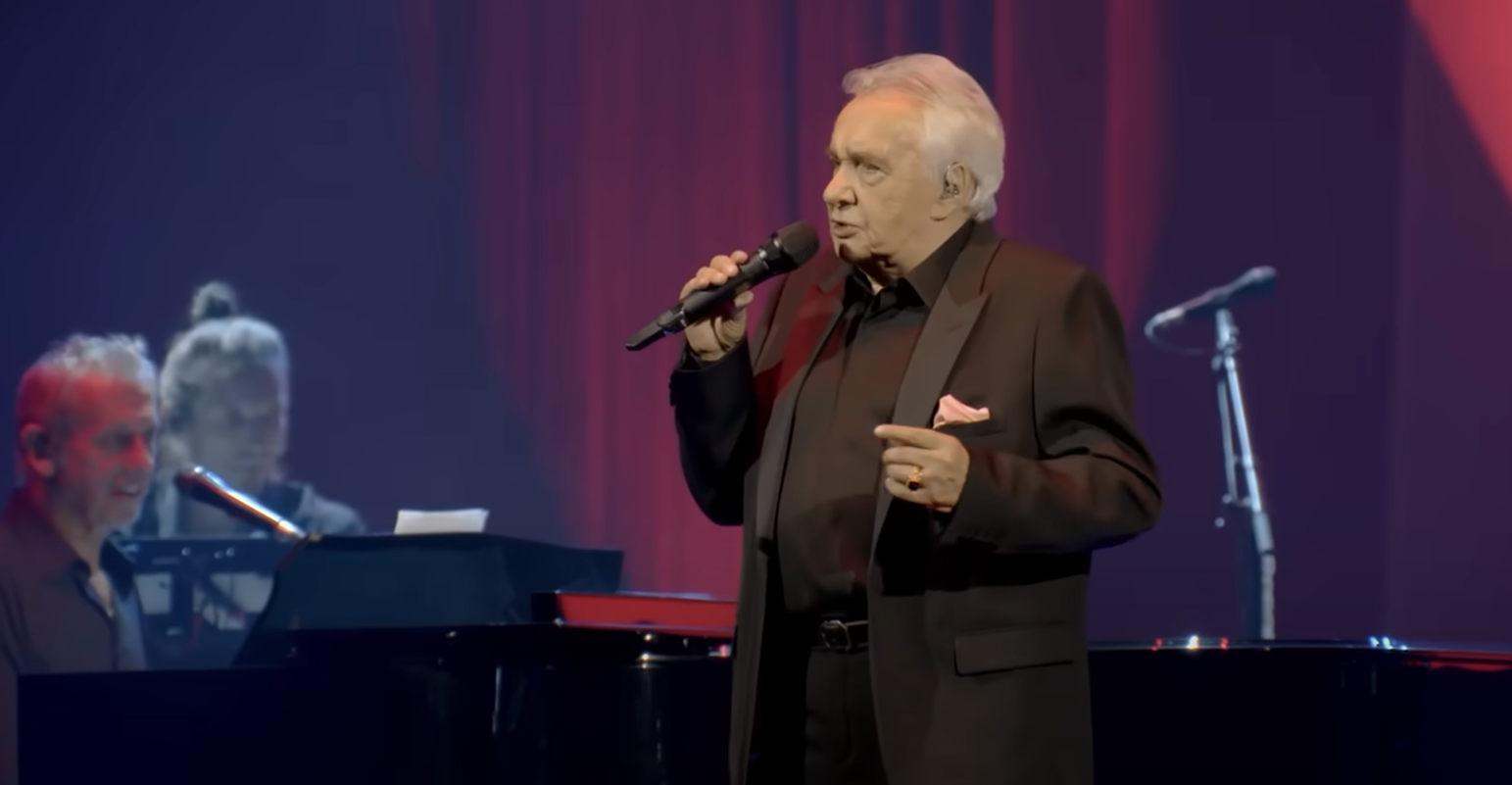 Michel Sardou a-t-il vraiment failli annuler son concert pour une histoire  de shampooing ?