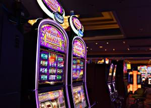 La machine à sous lui annonce un gain à un million, le casino refuse de payer : "problème technique"