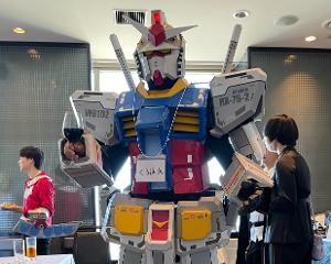 Les mariés lui avaient demandé de venir en costume, il se présente à la cérémonie déguisé en... robot Transformers