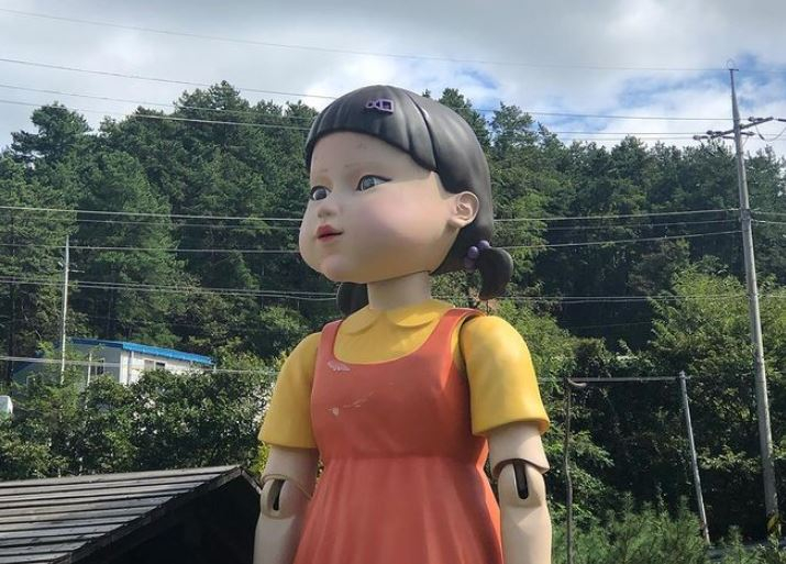 Squid Game : la poupée géante du jeu 1, 2, 3, Soleil se trouve dans un  village en Corée du Sud