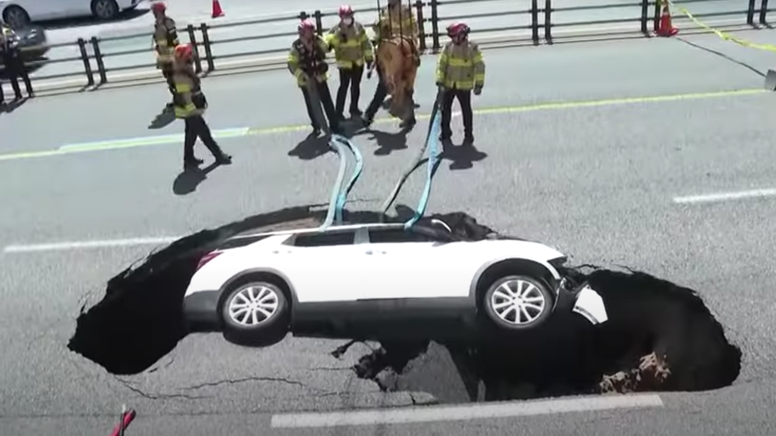 Le bitume se déchire à leur passage, la voiture bascule dans un gouffre de 2,5 m : la passagère en arrêt cardiaque