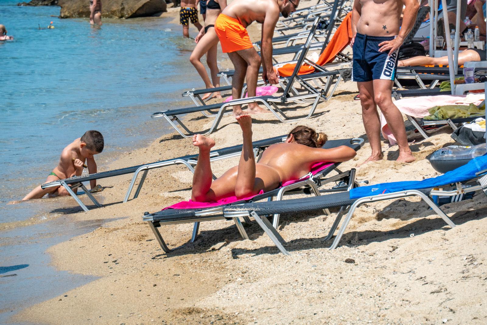 Bronzer topless, stationnement, drone, ébats amoureux... que peut-on faire  (ou pas) à la plage ?