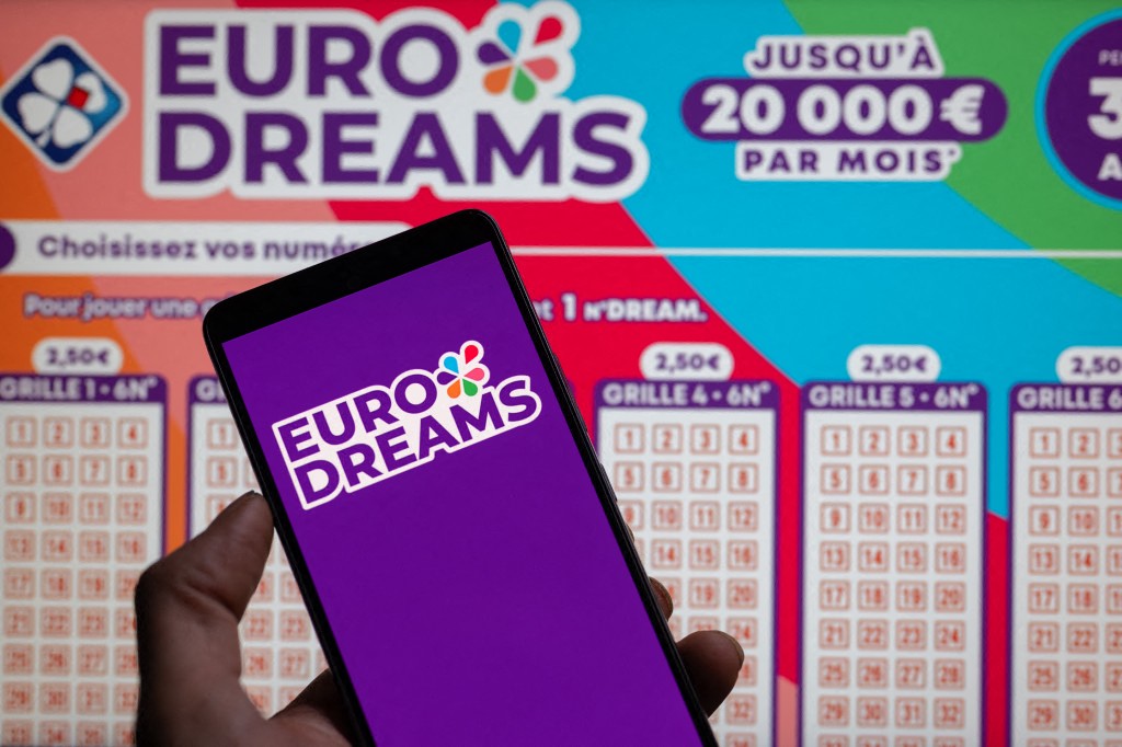 EuroDreams. Ces Retraités Vont Toucher 20 000 € Tous Les Mois Et ...