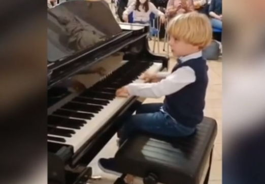 Beau Petit Garçon Jouant Du Piano Dans Le Salon. Enfant S'amusant
