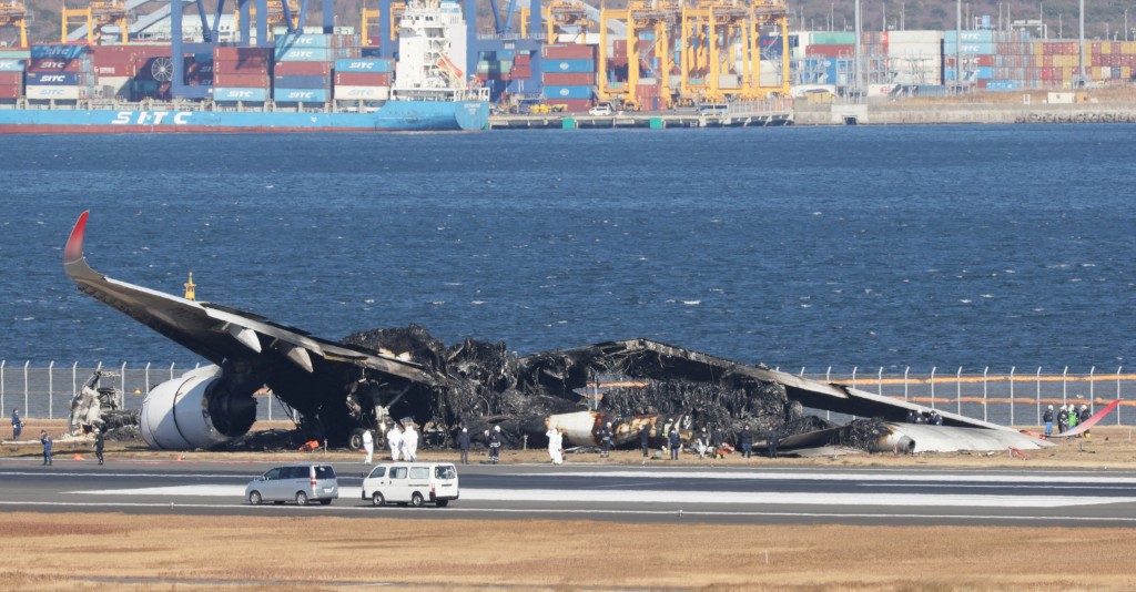 Japon: les images impressionnantes de l'avion de ligne en flammes sur le  tarmac de l'aéroport de Tokyo-Haneda