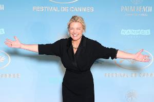 C à vous. Un oiseau passe en rase-mottes au dessus du plateau à Cannes, Artus en panique : "C'est chaud !"