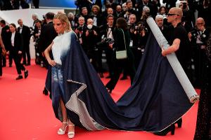 Bilal Hassani monte les marches du Festival de Cannes dans une tenue à la traîne...