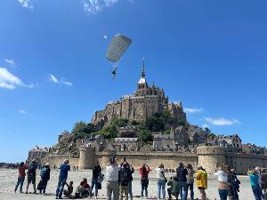 80e anniversaire du Débarquement : parachutages, défilés… Revivez les commémorations de dimanche