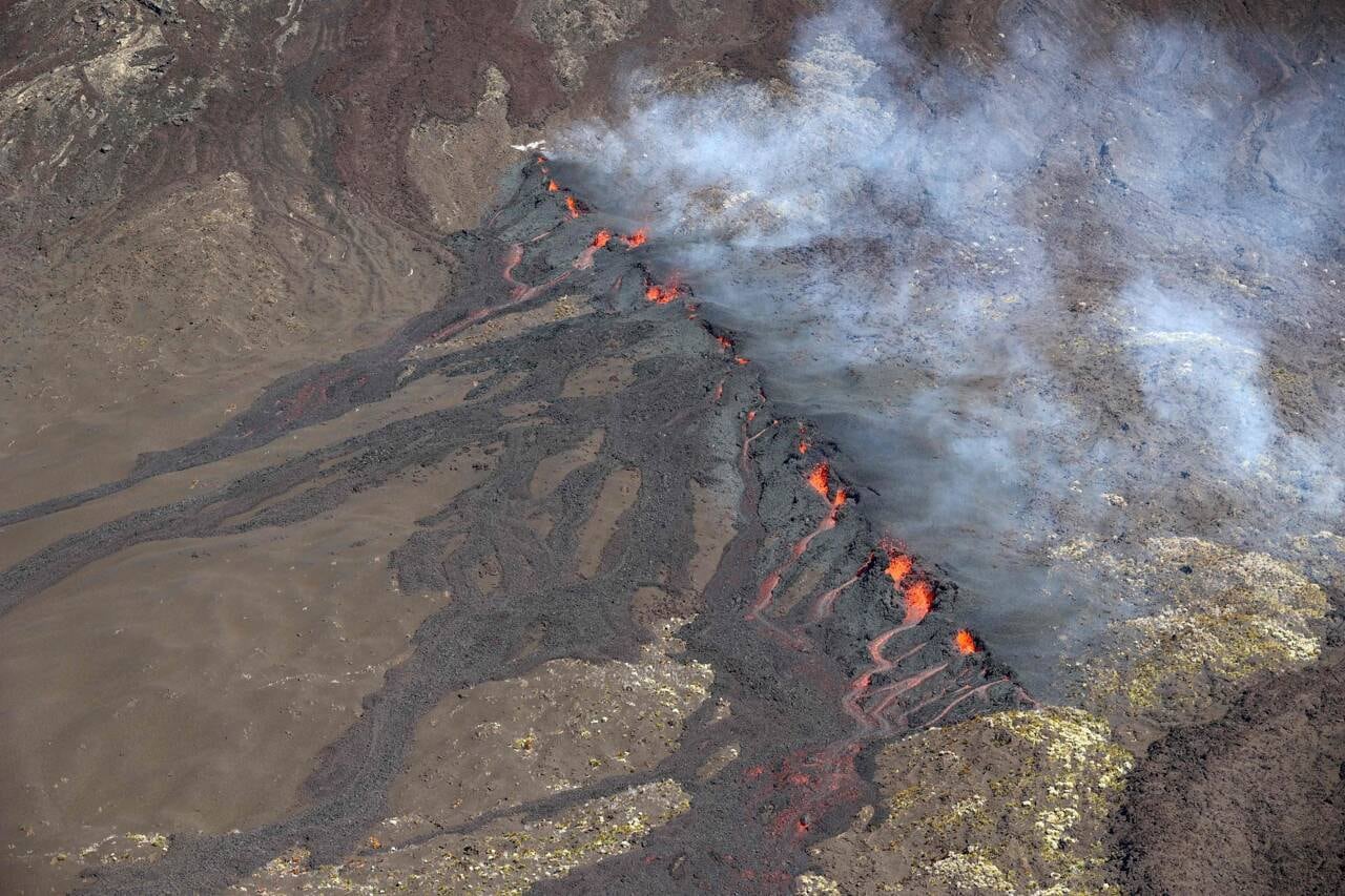 Les volcans du monde entier entrent en éruption, cela présage-t-il