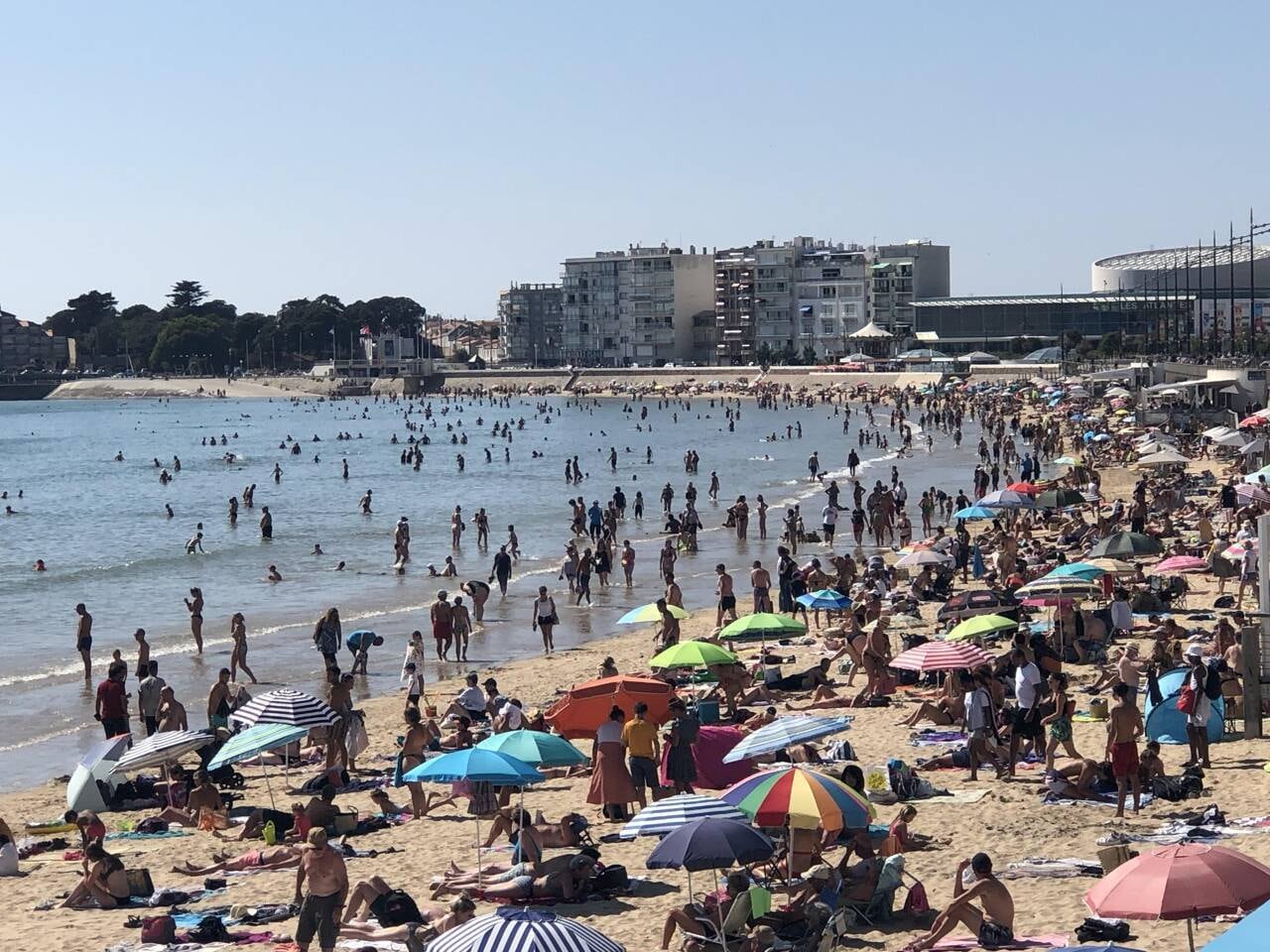 Faire la fête, prendre des photos, se baigner nu… Quels sont nos droits à la  plage ?