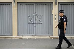 Un homme tentant de mettre le feu à la synagogue de Rouen tué par la police, annonce Gérald Darmanin
