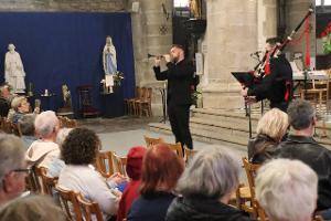 Le trio Pêr-Vari Kervarec joue l’héritage de la Bretagne à la basilique de Pontivy