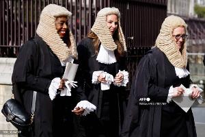 Les perruques blanches des avocats britanniques abandonnées pour « discrimination capillaire » ?