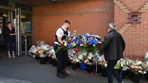 Policiers roubaisiens tués : il y a un an, des fleurs, des hommages et des légions d’honneur
