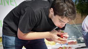 Championnat de France du plus rapide mangeur de fraises à Violaines : « avaler sans mâcher et sans réfléchir »