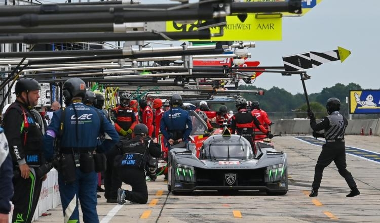 24 h du Mans: Peugeot maîtrise mais se fait peur lors d'une nuit  mouvementée 